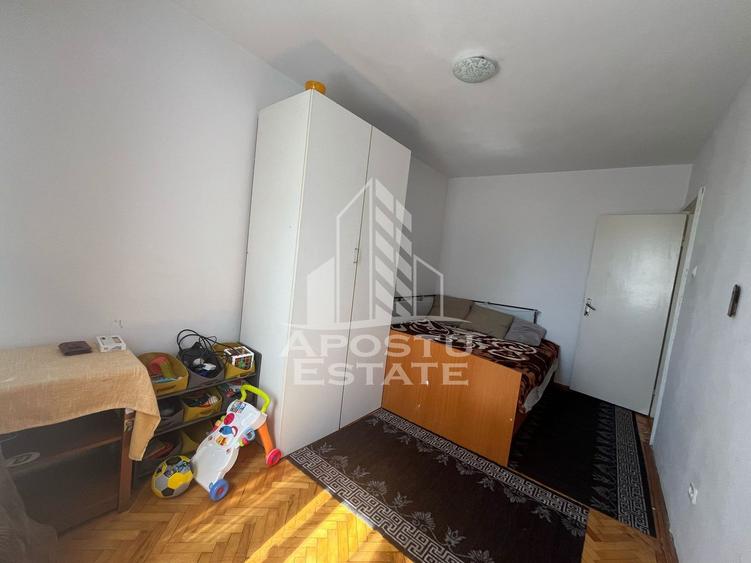 Apartament cu 3 camere, semidecomandat, etajul 2, zona Dambovita