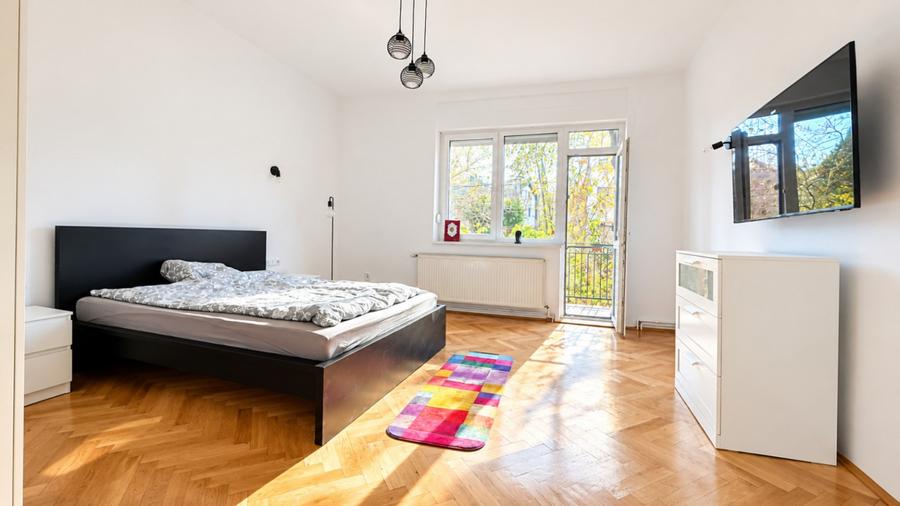 Liniște și intimitate în zona centrală–Apartament in vila, garaj+demisol