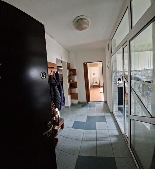 Ofer pentru închiriere ap. 3 camere renovat complet in locație civilizată