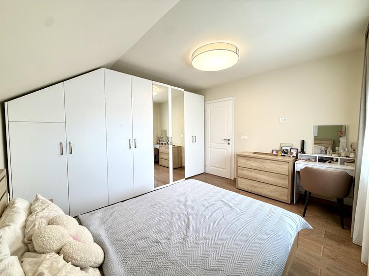 Apartament spatios, 3 camere, pod amenajat, zona centrala Dumbravita