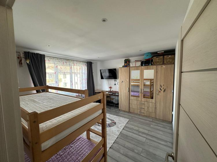 Apartament 3 camere semidecomandat zona Florilor