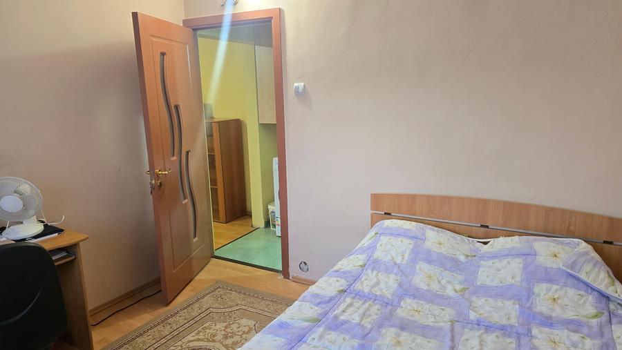 Vand apartament 3 camere semidecomandat in Deva, zona Micro 15, etaj 1, izolat