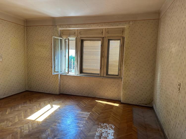 Apartament la casa 4 camere - 427 mp teren - zona str. Octavian Goga