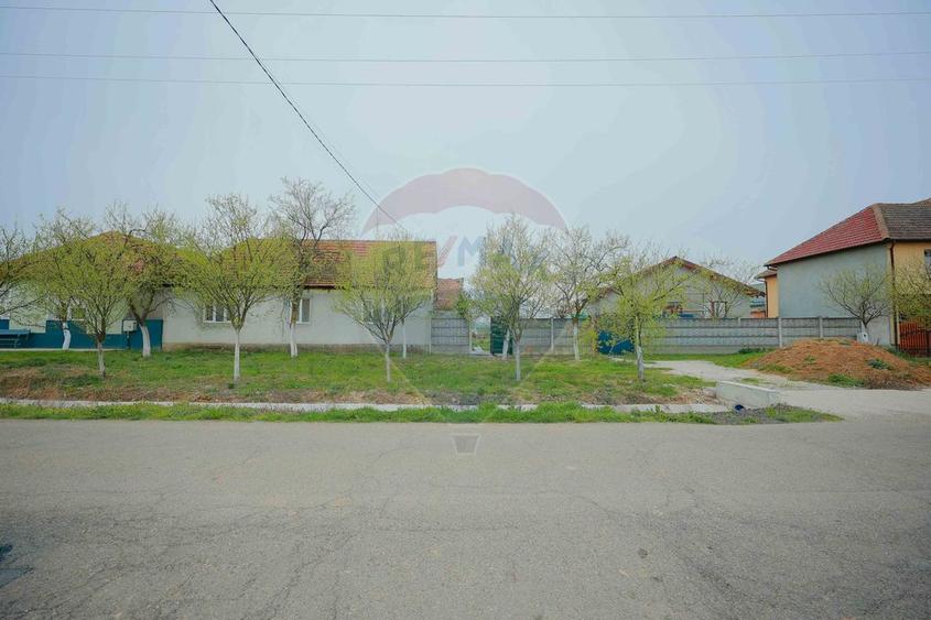 De vânzare teren 2.440 mp cu casă, asfalt și utilități – Alparea