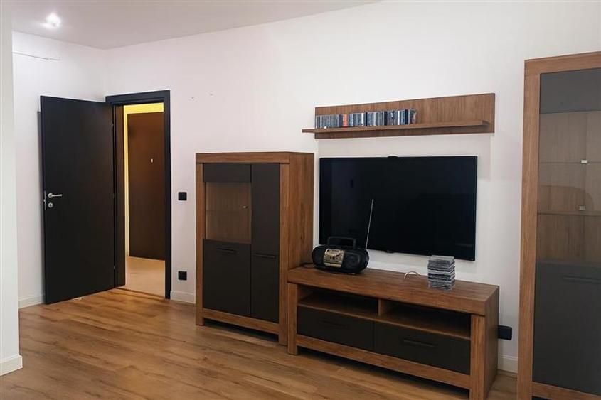 Regim vila, 2 camere, decomandat, mobilat si utilat, Centrul Civic, Brasov