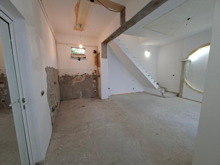 Piata Unirii - Hala Traian, PROPRIETAR, vand casa P+M, 4 cam, S 117 mp
