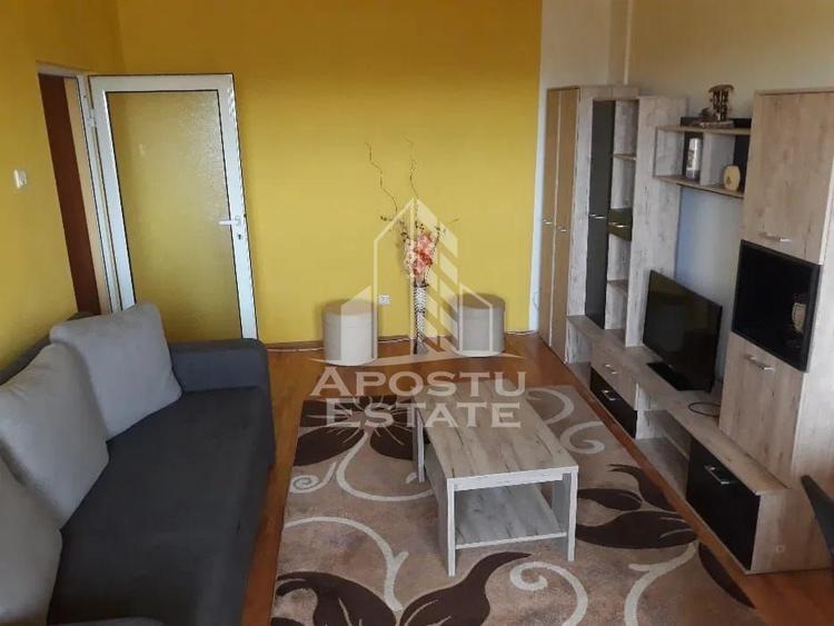 Apartament cu 2 camere,decomandat,in zona Intim.