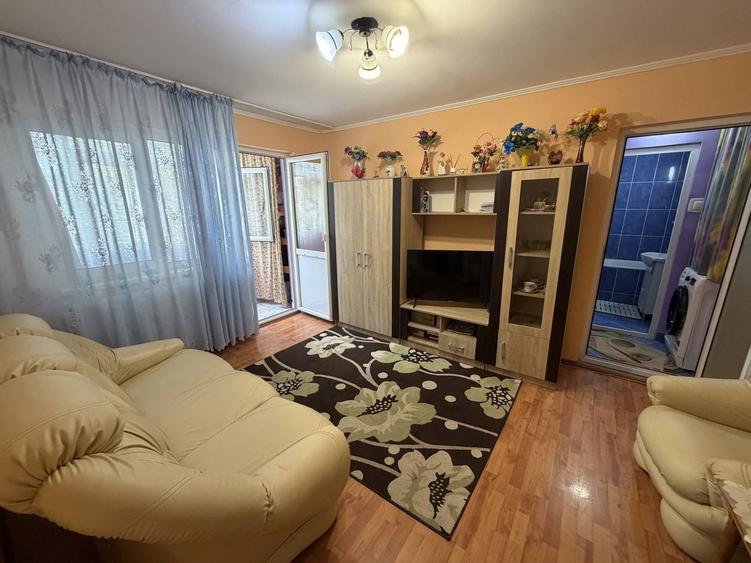 De vânzare apartament 3 camere cartier VIZIRU 1 ETAJ 1