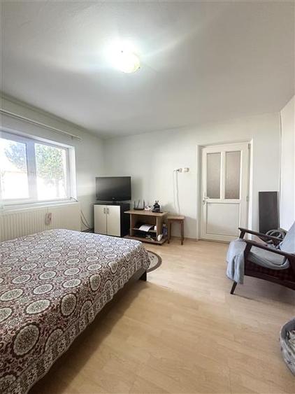 Casa cu Potential Multiplu, Pretabila Pentru Doua Familii sau Business, Chiar la