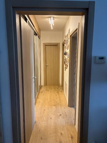 Apartamentul se vinde mobilat și utilat , 2 locuri de parcare și curte 60 mp