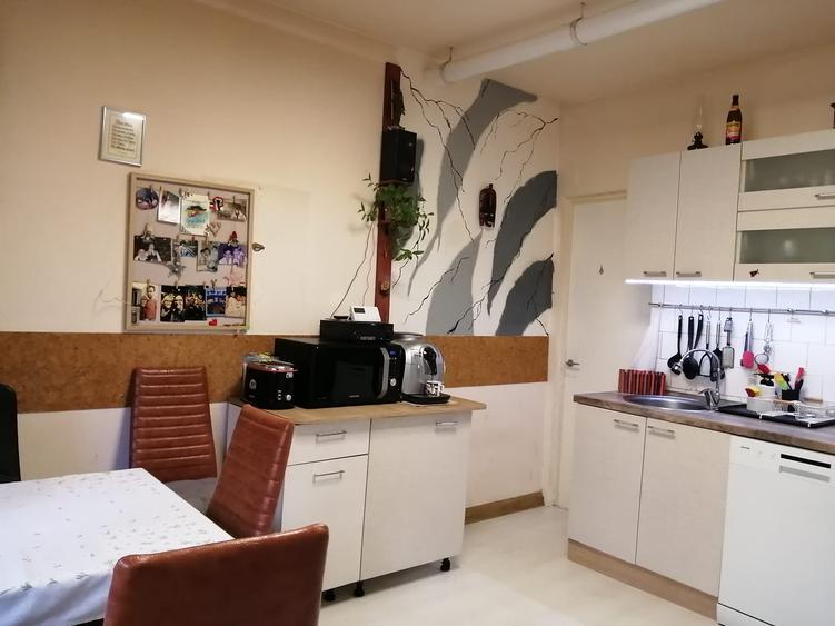 Vand casa in curte comuna in cartierul Zorilor