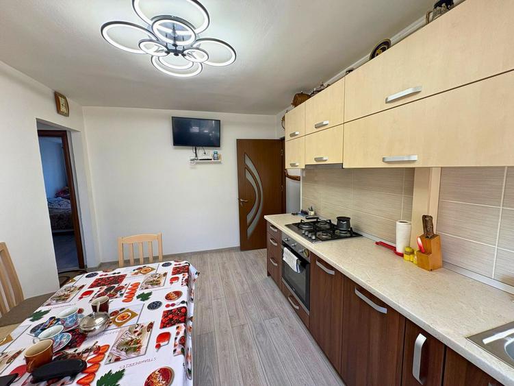 Apartament 2 camere decomandat zona Simeria (lângă piața Dolar)
