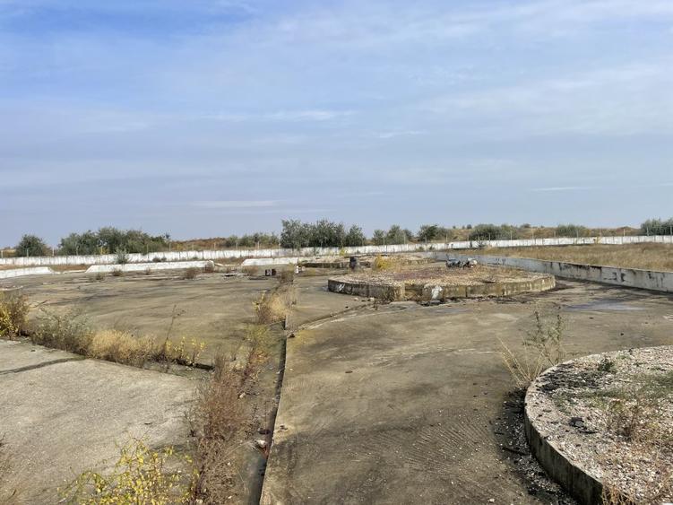 Ovidiu 6 ha teren intravilan construibil îngrădit și platforma betonata.