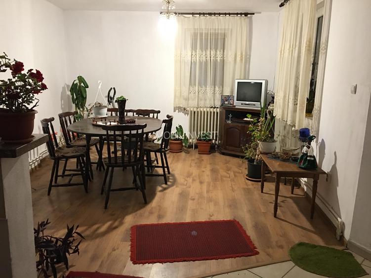 Casă de vânzare, 8 camere, 2 corpuri, zonă centrală - 2