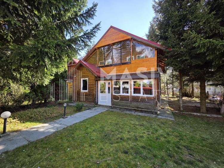 🏡 Casă din lemn masiv cu 7 camere, saună și teren generos – Azuga