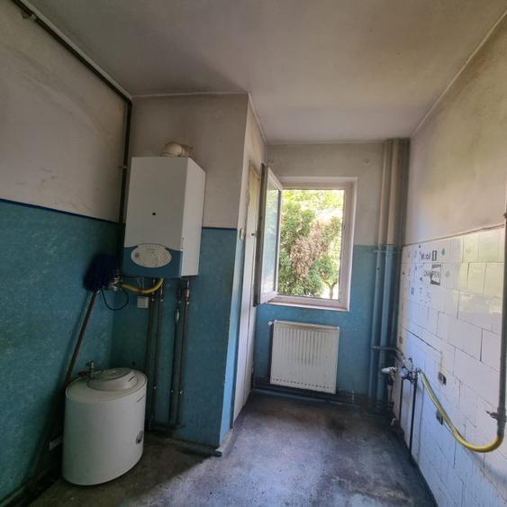 Proprietar vand apartament 3 camere etaj 1 semidecomandat zona Vlahuta 3