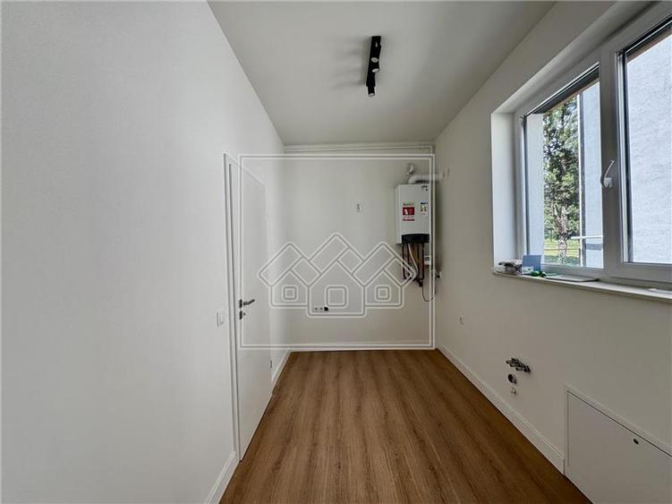 Ap. 3 camere, decomandat, jaluzele electrice - 2 bai - la cheie