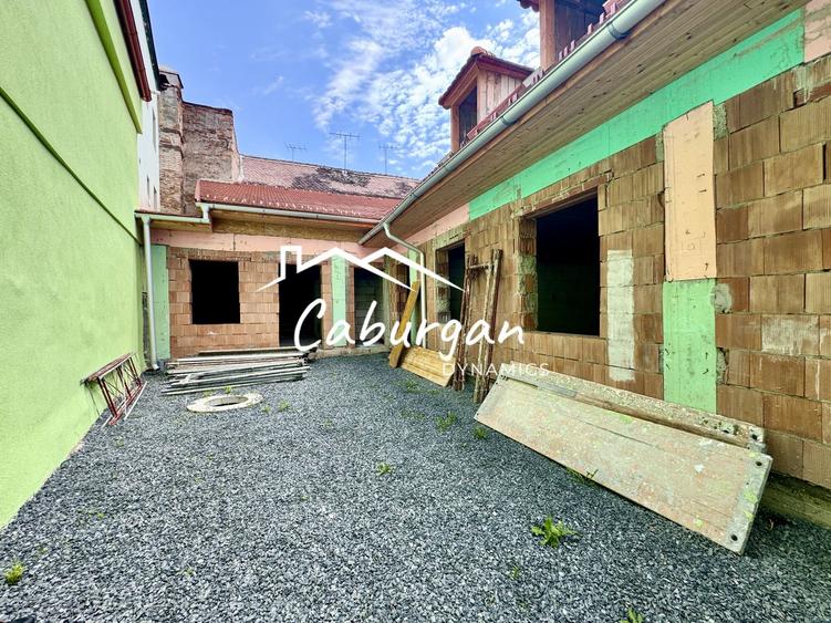 Casa singur in curte, compusa din 6 studio-uri in Centrul Istoric