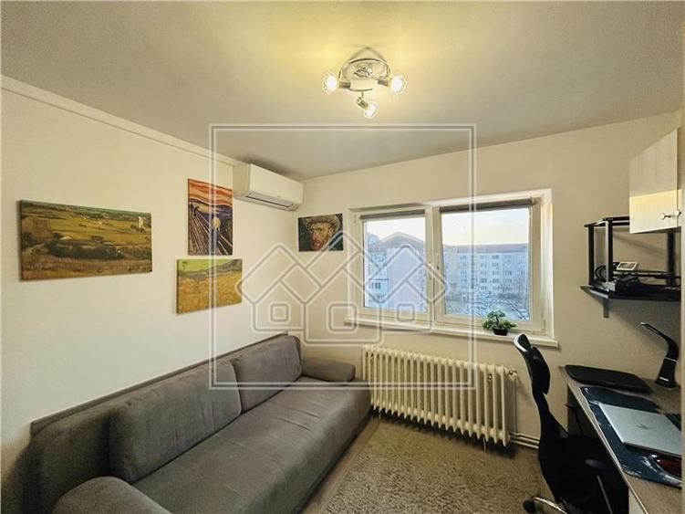 Apartament cu 2 camere, balcon, pivnita - renovat - Zona Terezian