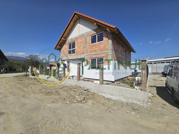 Casă de vânzare în Tălmaciu, spațiu generos, exterior la cheie, interior la alb - 11