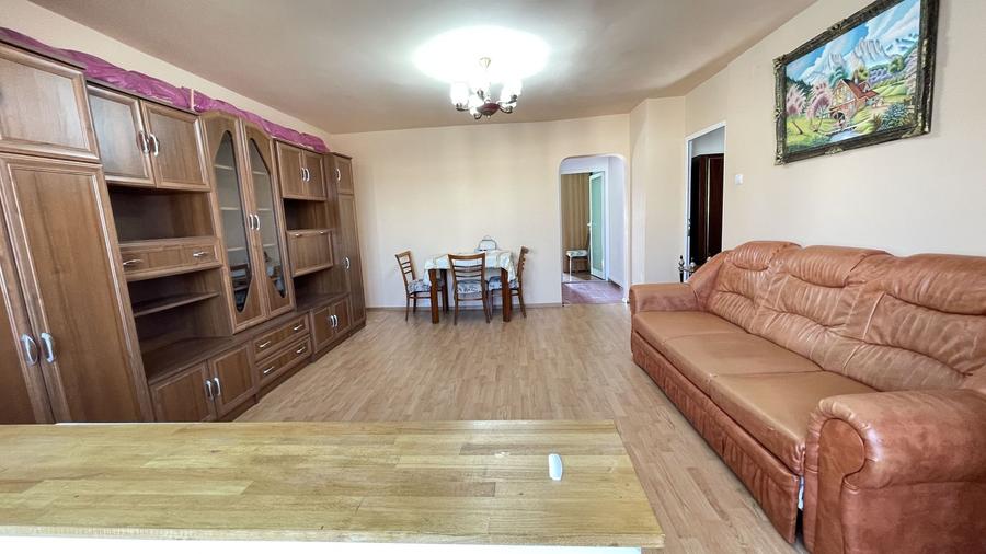 Apartament spațios cu două camere, etajul 4 cu acoperiș.
