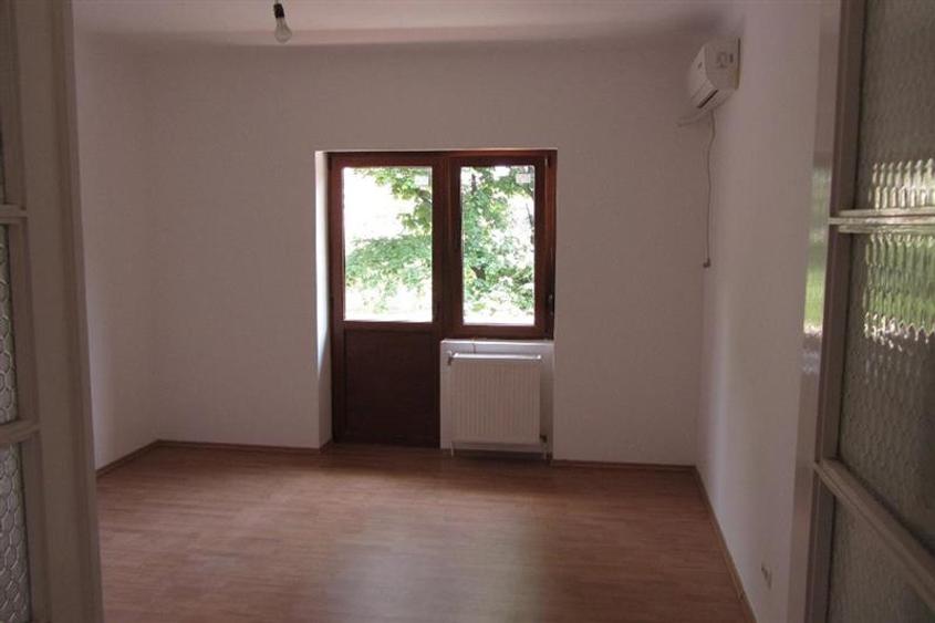Apartament spatios la etajul 1 intr-o vila interbelica, pretabil birou