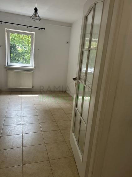 Apartament 3 camere decomandat cu 2 băi, beci și loc de parcare