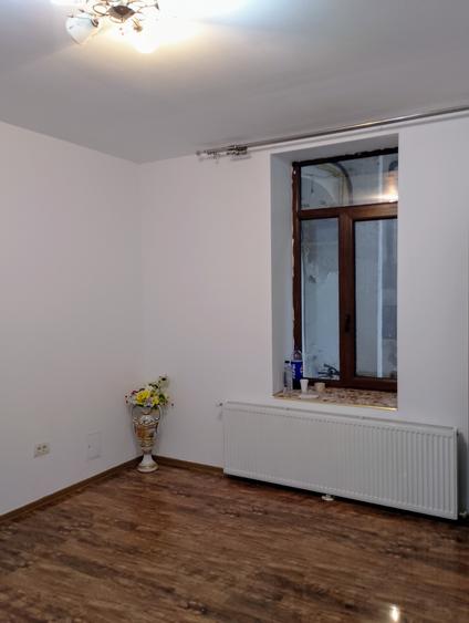 CI495 Piata Traian,casa 2 camere,Renovat