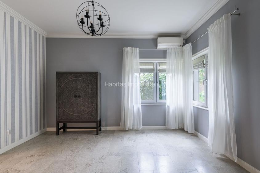Proprietate in vila cu 2 familii, 4 camere, garaj, finisaje moderne - 2