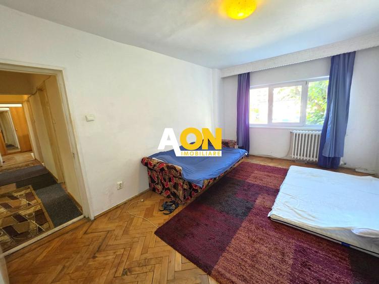 De vanzare apartament 3 camere, etaj 1, Cetate