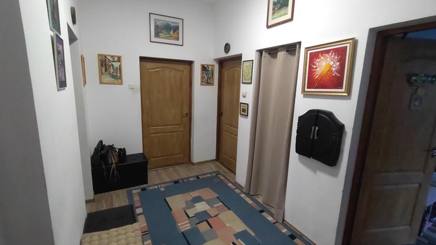 Vand apartament 3 camere in vila, cartierul Dambul Rotund