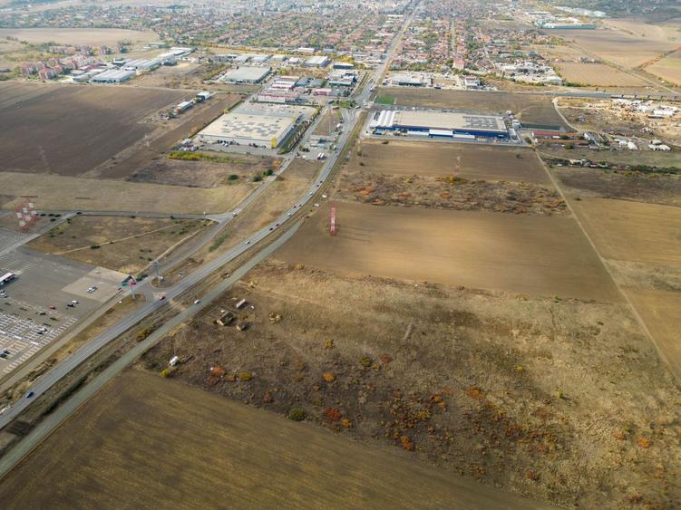 Teren de 55.340 mp, vis-a-vis de Jumbo, Arad