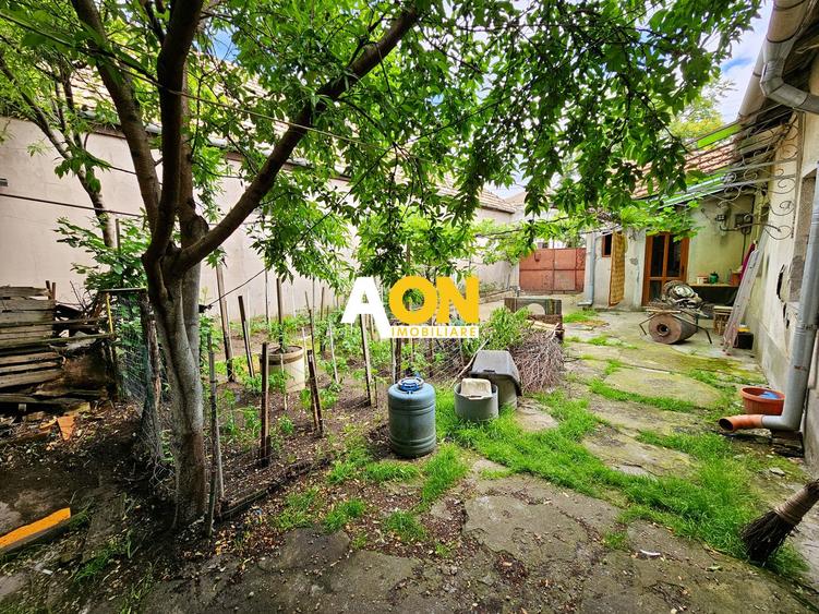 Casa veche, 5 camere, 287 mp teren, zona Prefectura. Necesita renovare