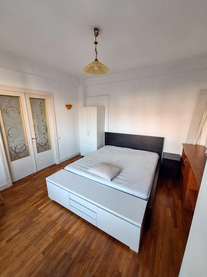 Vinzare apartament renovat cu design italian in Piata Romana