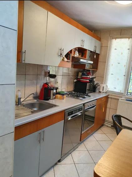 Apartament 3 camere - semidecomandat - Trapezului