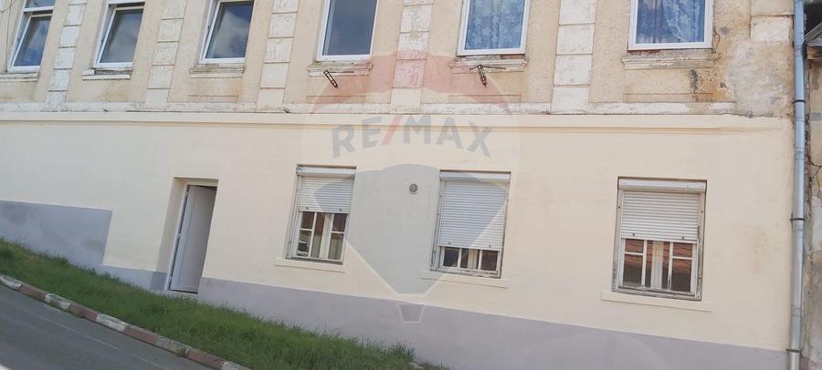 Casă cu 3 camere de vânzare în zona centrala comison 0% + garaj