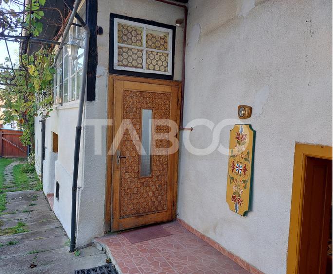 Casa de vanzare cu 2 apartamente separate si teren 544 mp Cisnadioara