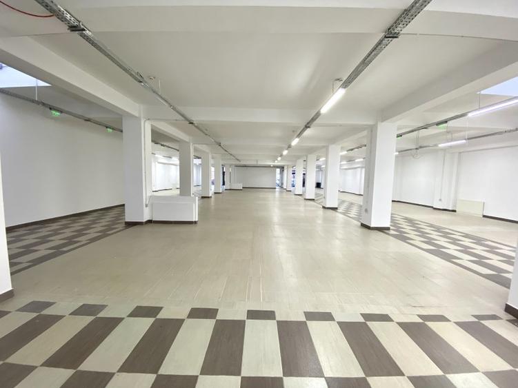 Spatiu stradal cu destinatie comercială