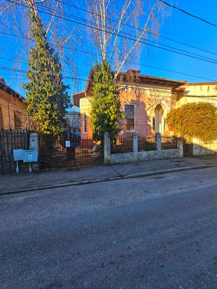 Casă cu arhitectură interbelică, 5 camere, teren 409 mp – Central