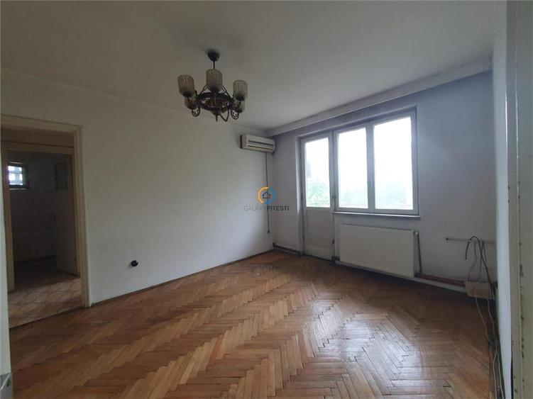 Vanzare apartament 3 camere Calea Bucuresti, etaj intermediar