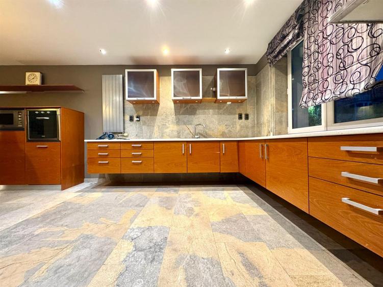 Casa Individuala 320 MP Garaj Curte Cartierul Buna Ziua