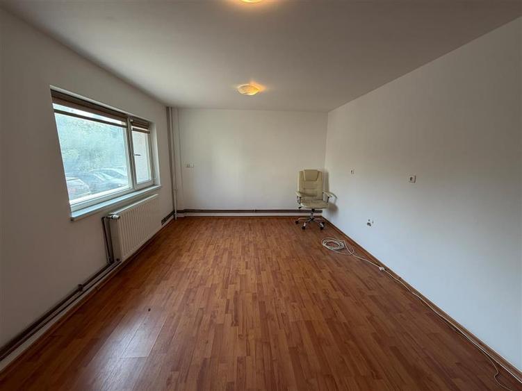 Apartament 3 camere, parter, zona Biserica Catolica