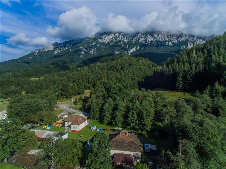 In cartea de povesti a Pietrei Craiului, ansamblu turistic in circuit,Plaiul Foi
