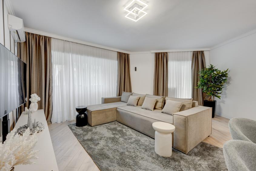 Apartament cu vedere spectaculoasă, 3 camere, 2 băi, bloc 1979, Universitate!