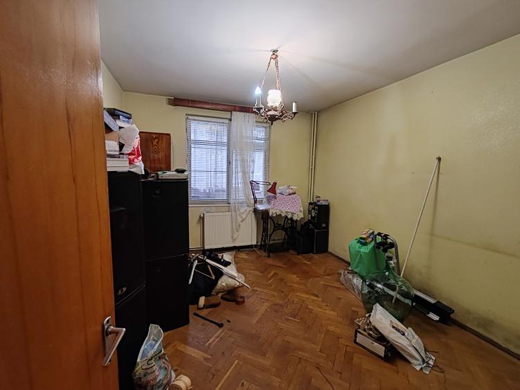 Apartament 3 camere liber la vanzare zona Vlahuta