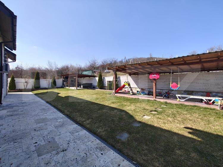 Casă de vânzare cu priveliste superba – proprietate ideală pentru două familii