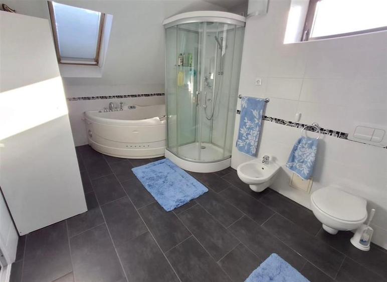 Casa de lux cu 4 camere garaj in zona Tilisca