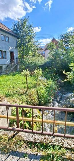 Casa generoasă în Bran–Șimon | pârâu și priveliște deosebită