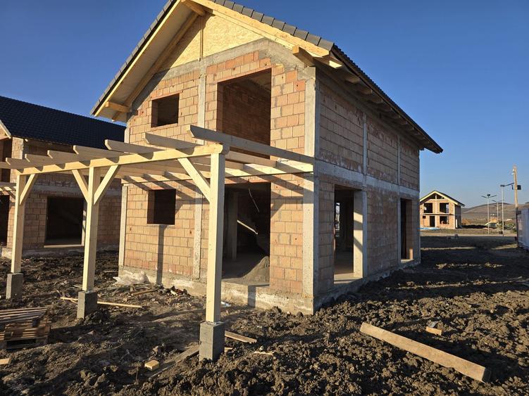 Casa 4 camere la cheie,10 minute de spital 150mp,700mp teren