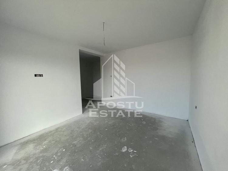 Duplex cu 4 camere, dressing si 3 bai. Toate utilitatile, la asfalt.